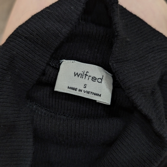 Wilfred Only Waist (cropped) Turtleneck in Black - Picture 4 of 4